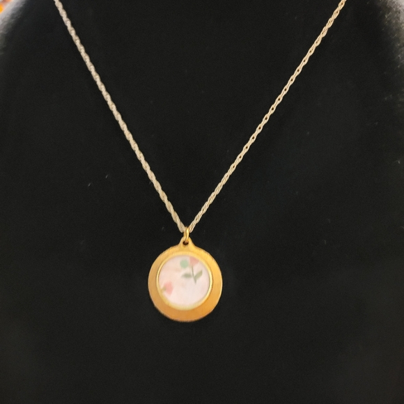 Vintage Round Gold Tone Photo Frame Pendant Charm Necklace - Picture 3 of 14